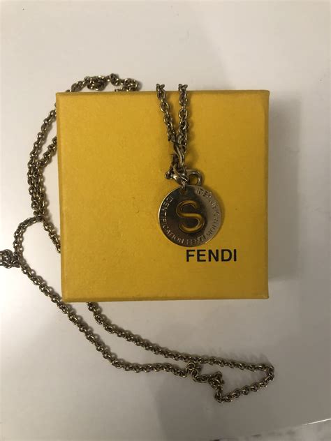 collana lunga con iniziale fendi|Collane lunghe Fendi in metallo Dorato .